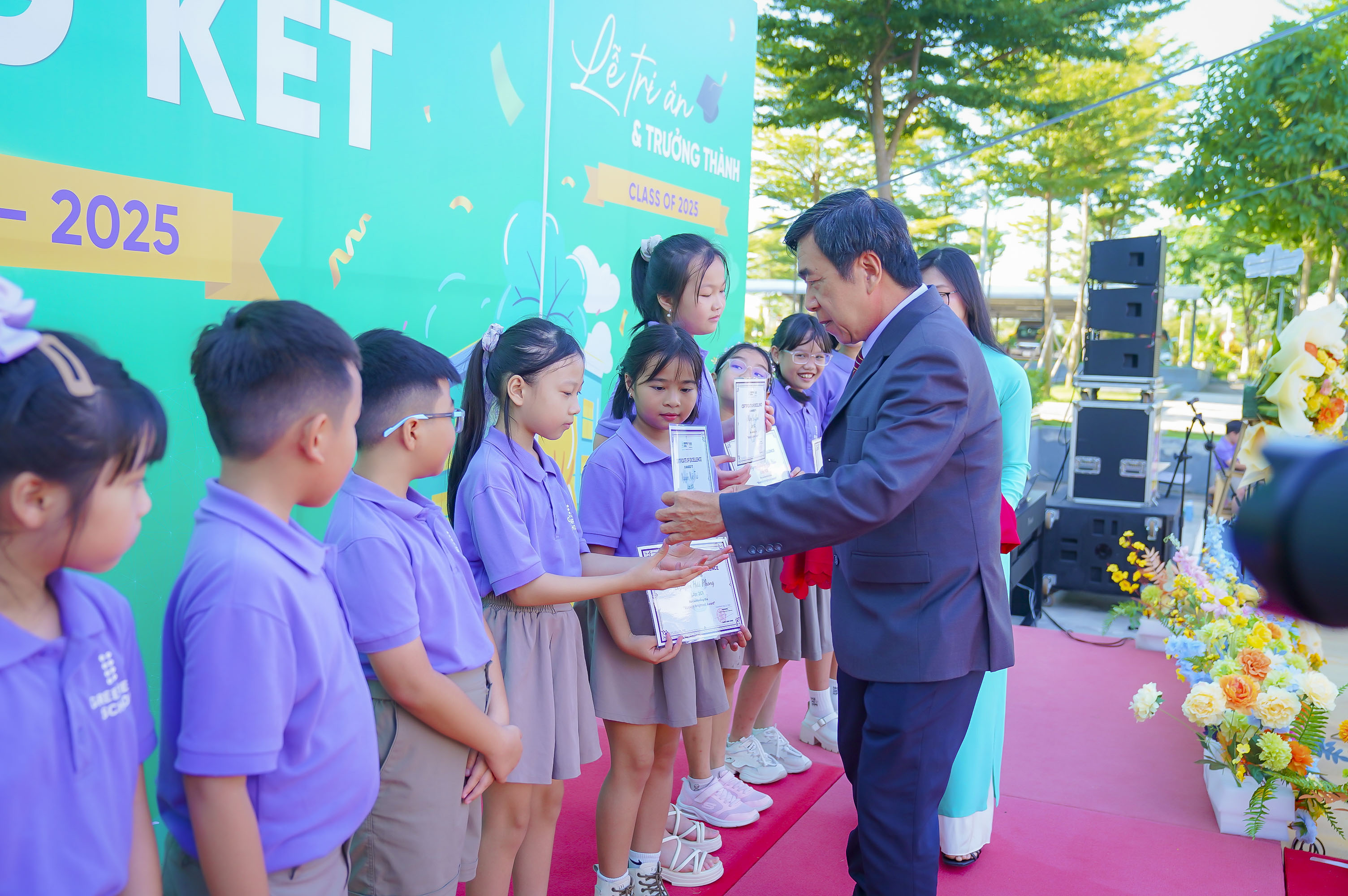trao-thuong-cho hoc-sinh-dat-thanh-tich-cao